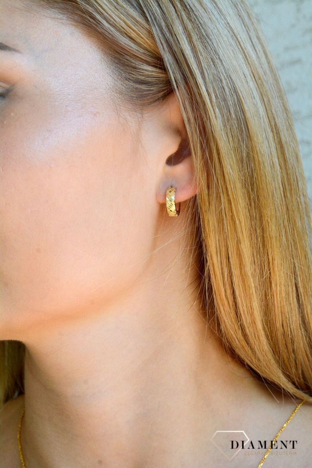 Złote kolczyki damskie 375 małe kółeczka na zatrzask z grawerowaniem KL 10925 375.jpg